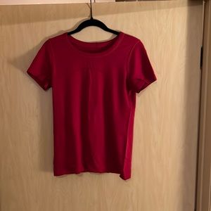 Lululemon swift tech short sleeve shirt in pomegranate, size 6.